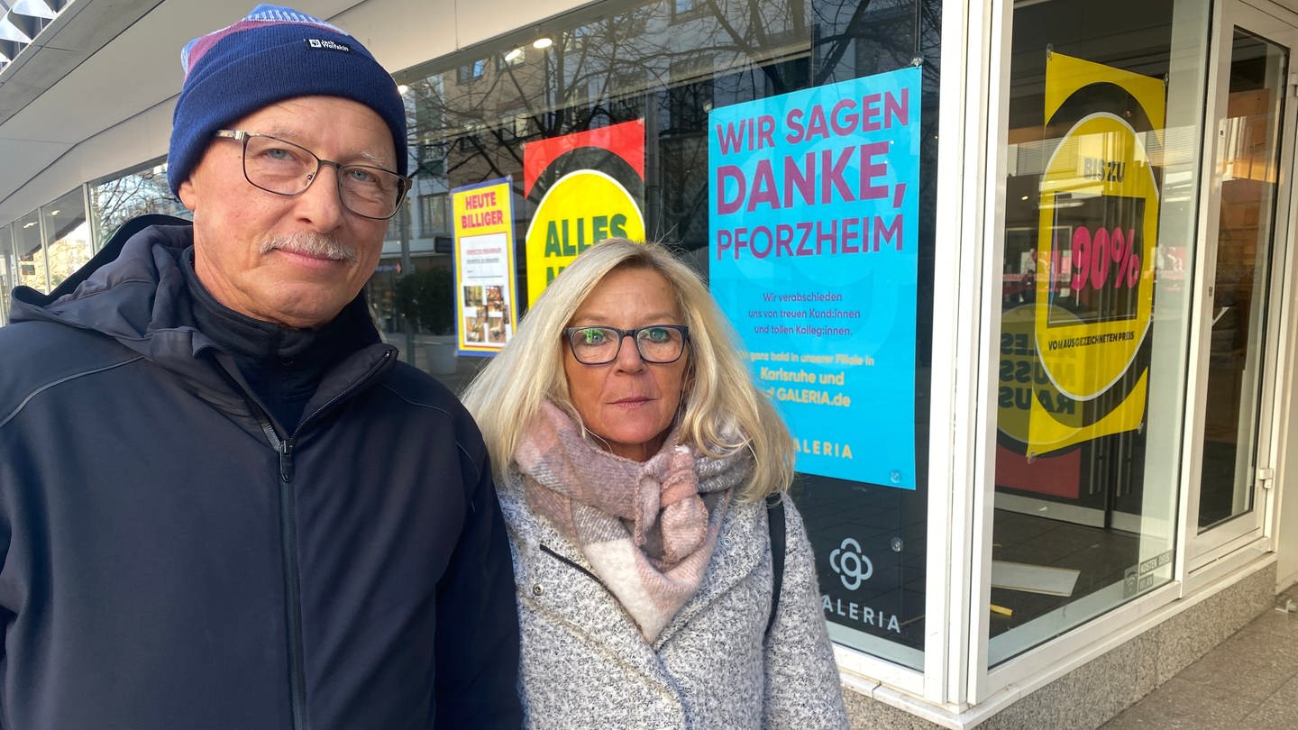 Eine Frau und ein Mann vor der Galeria Karstadt Kaufhof-Filiale in Pforzheim