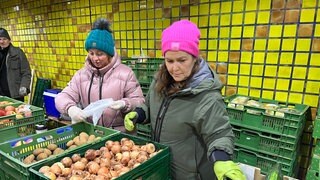 Lebensmittelausgabe für Bedürftige in einer Unterführung in Karlsruhe