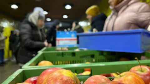 In einer Unterführung in Karlsruhe kümmern sich Ehrenamtliche um eine Lebensmittelausgabe für Bedürftige