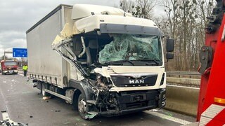 Ein Lkw ist am Montag auf der A5 bei Karlsruhe-Durlach in ein Stauende gefahren.