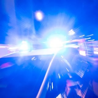 Ein Blaulicht auf einem Polizeiauto (Symbolbild)