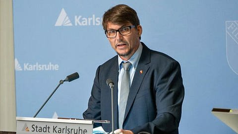 Stadtrat Paul Schmidt von der AfD bei den Haushaltsreden im Karlsruher Gemeinderat