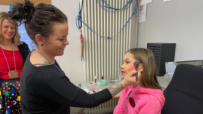 Fastnacht 2024: Die elfjährige Mila Glatt aus Gaggenau wird vor ihrem Auftritt geschminkt.