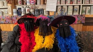 Drei Frauen sind verkleidet und maskiert beim Schnurren in Gaggenau. Sie wollen die alte Tradition an Fastnacht aufrecht erhalten.