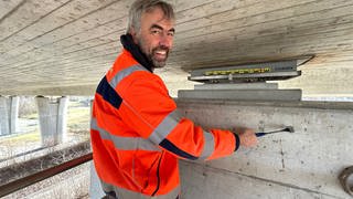Martin Löffel ist Brückenprüfer aus Karlsruhe. Er kontrolliert regelmäßig Brücken wie die Pfinztalbrücke der A8 im Enzkreis.