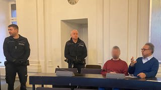 Ein 28-Jähriger steht vor dem Landgericht in Karlsruhe. Er soll eine Frau in Mühlacker niedergestochen haben.