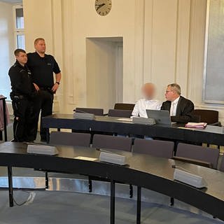 Geiselnehmer Prozess startet in Karlsruhe. Ein 21-jähriger Mann hatte im März 2023 in einer Apotheke in Karlsruhe mehrere Menschen als Geiseln genommen.