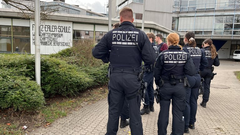 Messerangriff an Schule in Pforzheim: Polizisten auf dem Gelände der Fritz-Erler-Schule in Pforzheim