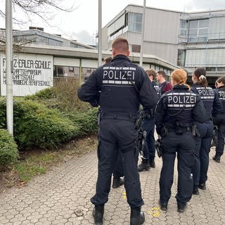 Messerangriff an Schule in Pforzheim: Polizisten auf dem Gelände der Fritz-Erler-Schule in Pforzheim
