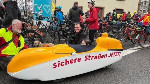 Radfahrer sammeln sich in Pforzheim, nach dem Tod von "Natenom", einem Radaktivisten.