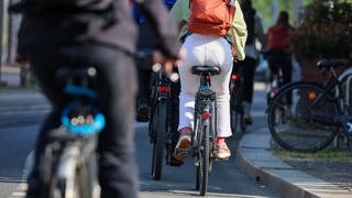 Mehrere Radfahrer und Radfahrerinnen fahren auf einem Radweg. Nach dem Unfalltod des Radaktivisten "Natenom" werden Hunderte Radfahrerinnen und Radfahrer zu einer Demonstration in Pforzheim erwartet.