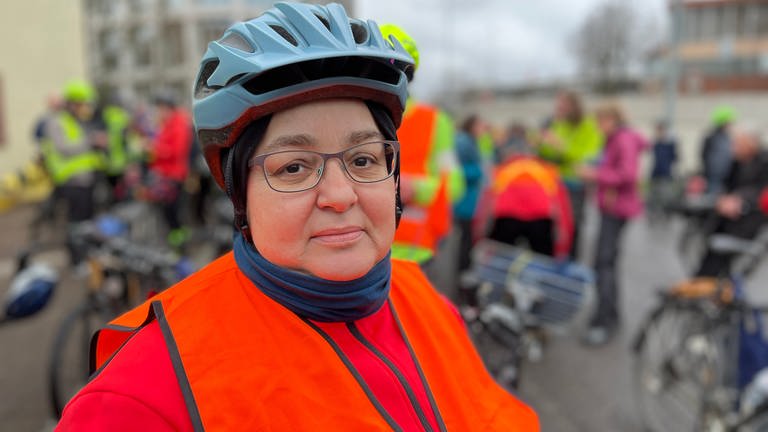 Manuela Rahman bei der Demo in Pforzheim und dem Enzkreis nach dem Tod von Radaktivist Natenom für mehr Sicherheit für Radfahrer im Straßenverkehr.