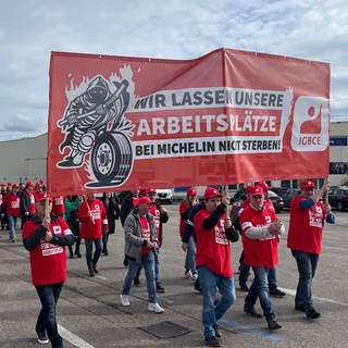 Mit einer Demo kämpfen in Karlsruhe etwa 300 Beschäftigte von Michelin für den Erhalt des Standorts.