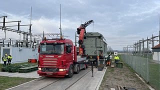 Der Trafo soll nach dem Transport auf dem Gelände des alten Umspannwerks in Bühl auf einen Speziallaster gehoben werden, um ihn dann zum neuen Umspannwerk zu transportieren.