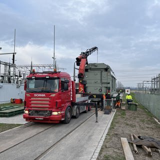Der Trafo soll nach dem Transport auf dem Gelände des alten Umspannwerks in Bühl auf einen Speziallaster gehoben werden, um ihn dann zum neuen Umspannwerk zu transportieren.