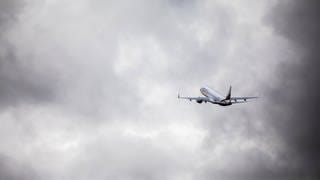 Ein Flugzeug mit abgeschobenen Menschen hebt vom Baden Airpark ab.