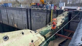 An der Schleuse Iffezheim wird das zerstörte Schleusentor repariert