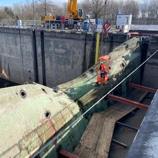 An der Schleuse Iffezheim wird das zerstörte Schleusentor repariert