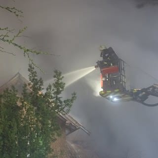 Ein Wohnhaus in Calw stand in der Nacht in Flammen. Die Feuerwehr war mit Großaufgebot vor Ort.