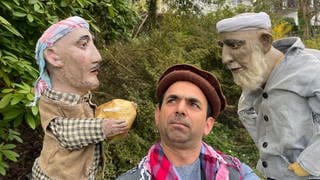 Puppentheaterwoche in Gernsbach: Puppenspieler Abdul Haq Haqjoo aus Afghanistan mit seinen Puppen für das Stück "Hassan im Glück"