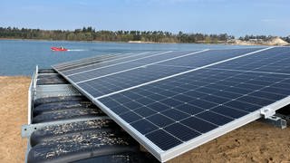 Die Photovoltaik-Anlage ensteht auf dem Philippsee in Bad Schönborn im Landkreis Karlsruhe.