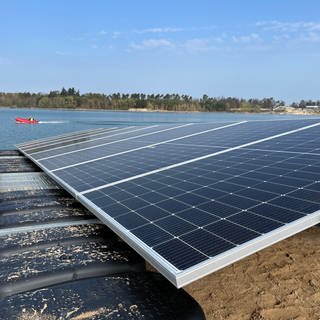 Die Photovoltaik-Anlage ensteht auf dem Philippsee in Bad Schönborn im Landkreis Karlsruhe.
