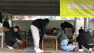 Jugendliche der Werner-von-Siemens-Schule in Karlsruhe restaurieren Gartenmöbel im Rahmen der 72-Stunden-Aktion