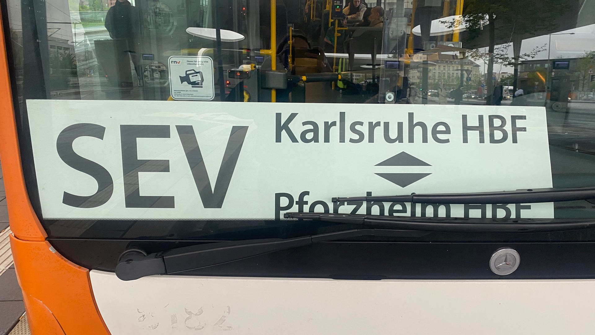 Verspätete, alte und laute Busse: Die Reise im SEV zwischen Karlsruhe und Pforzheim