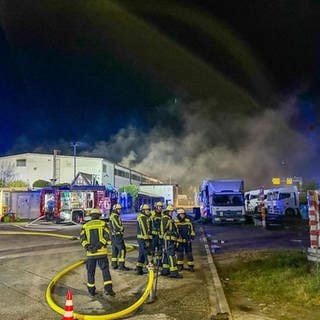 Bei einem Brand im Industriegebiet in Karlsdorf-Neuthard soll laut Polizei ein Schaden von einer Million Euro entstanden sein.