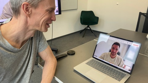 Software-Entwickler Ivan Alles will den direkten Augentkontakt beim Videocall nicht mehr missen.