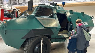 Ein Unimog bei der Ausstellung "Alles unter blauem Licht". Die nützliche Fahrzeuge sind unter anderem bei der Feuerwehr und Polizei im Einsatz.