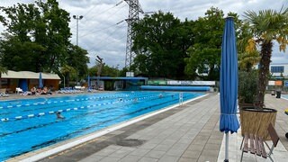 Er wohnt im Freibad: Schwimmmeister in Karlsruhe ist seit 46 Jahren im Beruf