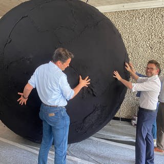 "Black Ball": Für die Ornamenta 2024 entsteht in Pforzheim ein riesiger schwarer Filzball.