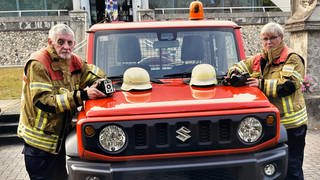 Feuerwehrfotograf Bertold Wagner und Ehefrau Monika vor ihrem Einsatzfahrzeug