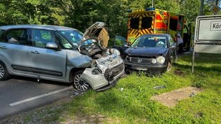 Zwei verunfallte Autos und ein Rettungswagen in Karlsruhe