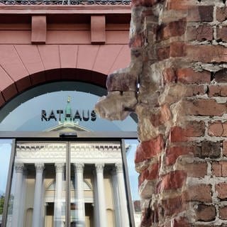 Collage aus zerbrochener Mauer und dem Karlsruher Rathaus