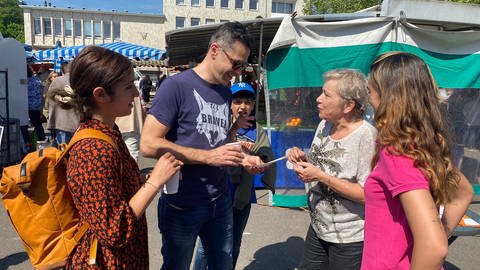 Die Pforzheimer Frauenliste beim Wahlkampf auf dem Wochenmarkt