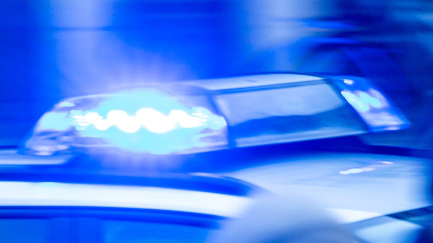 Blaulicht an einem Einsatzfahrzeug der Polizei. picture alliance/dpa | Jens Büttner