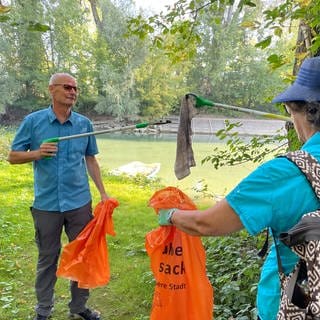 RhineCleanUp 2023 in Karlsruhe am Rhein. Hier sammeln Freiwillige Müll, um den Rhein und die Meere sauber zu halten. 