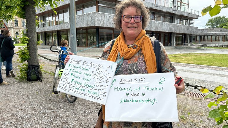 Auch diese Teilnehmerin brachte ihren Lieblingsartikel des Grundgesetzes zur Menschenkette um das Bundesverfassungsgericht in Karlsruhe