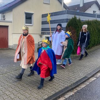 In Gaggenau (Kreis Rastatt) sind die Sternsinger wieder unterwegs, um Spenden zu sammeln. Hanna, Lina, Clara und Judith ziehen verkleidet durch die Straßen.