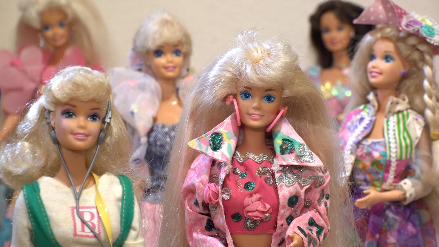Barbies, blond, mit verschiedenen Kleidern bei Barbie Ausstellung im Schloss Bruchsal