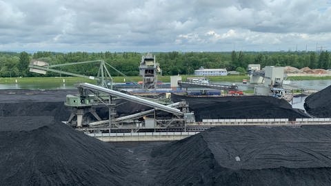 Die Kohlehalden der Karlsruher Kraftwerke RDK 7 und RDK 8. Große Kohleberge am Rheinhafen 