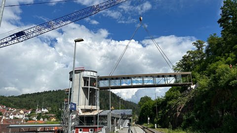 Die Brücke schafft nun die Verbindung, um die Bahnhaltestellen barrierefrei erreichen zu können.