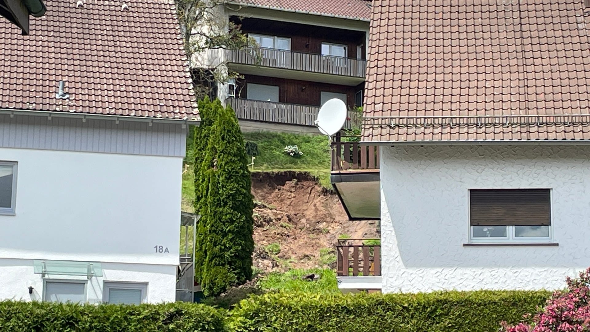 Erdrutsch in Gaggenau: Mehrere Häuser evakuiert, Feuerwehr vor Ort