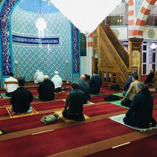 Muslime während eines Gebets in der Fatih-Moschee in Pforzheim