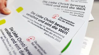 Flyer zur Vollversammlung des ökumenischen Rat der Kirchen, die 2022 in Karlsruhe stattfindet.