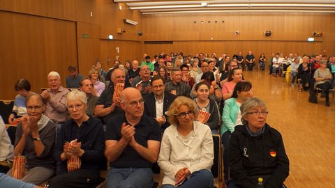 Patienten und Mitarbeiter sind bei der Tatort Premiere in der Psychiatrie Calw dabei, alle sitzen im großen Kinosaal.