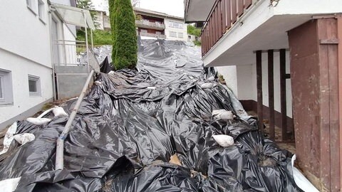 Nach einem Erdrutsch in Gaggenau ist der Einsatz zwar beendet, Bewohnerinnen und Bewohner dürfen aber vorerst nicht in ihre Häuser.