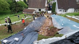 Nach einem Erdrutsch in Gaggenau ist der Einsatz zwar beendet, Bewohnerinnen und Bewohner dürfen aber vorerst nicht in ihre Häuser.